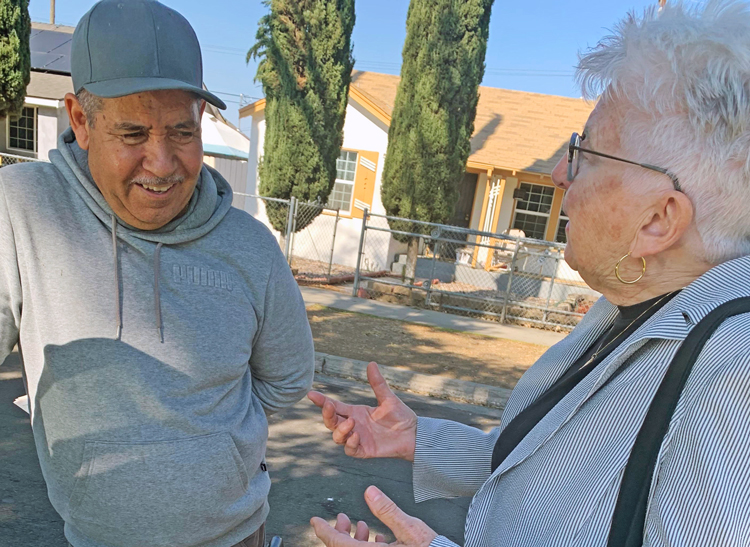 Margaret Trowe, SWP candidate for governor of California, discusses why amnesty for workers without papers in the U.S. is in the interests of all workers with Martín Mejía in Fresno Oct. 24.